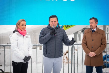 Marszałek Anna Jedynak, burmistrz Tomasz Bujok i prezes PZN Adam Małysz